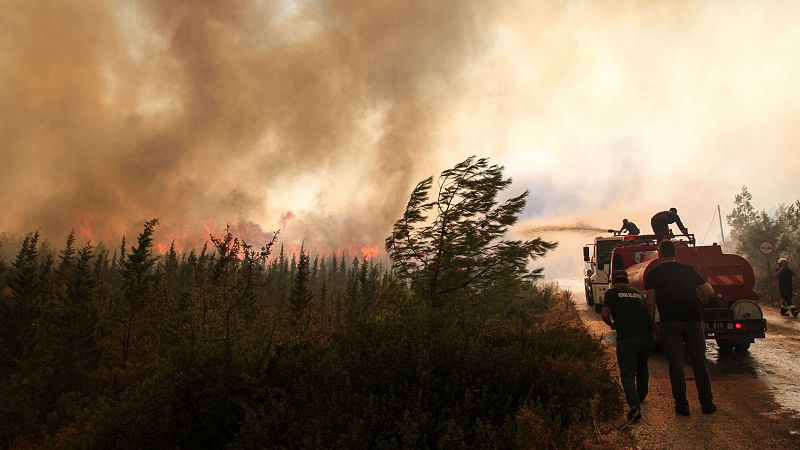 Turquía pide ayuda a la Unión Europea para controlar los incendios que ya han dejado ocho muertos