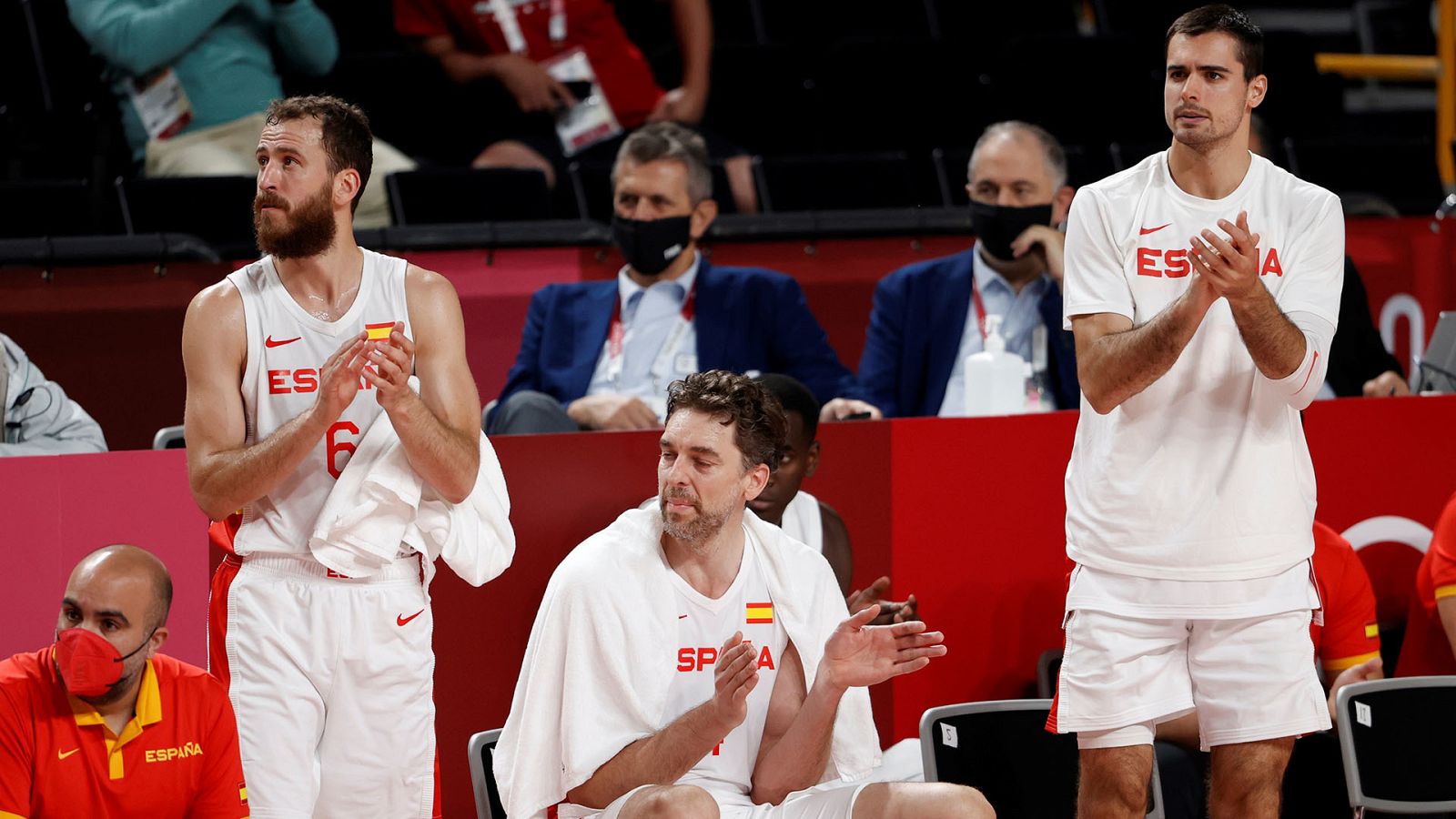 Sergio Rodríguez, Pau Gasol y Alberto Abalde celebran tras vencer a Argentina.