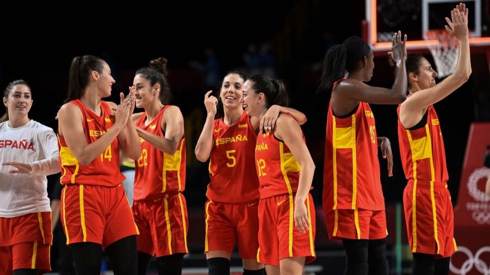 La selección española de baloncesto femenino celebra su última victoria ante Canadá