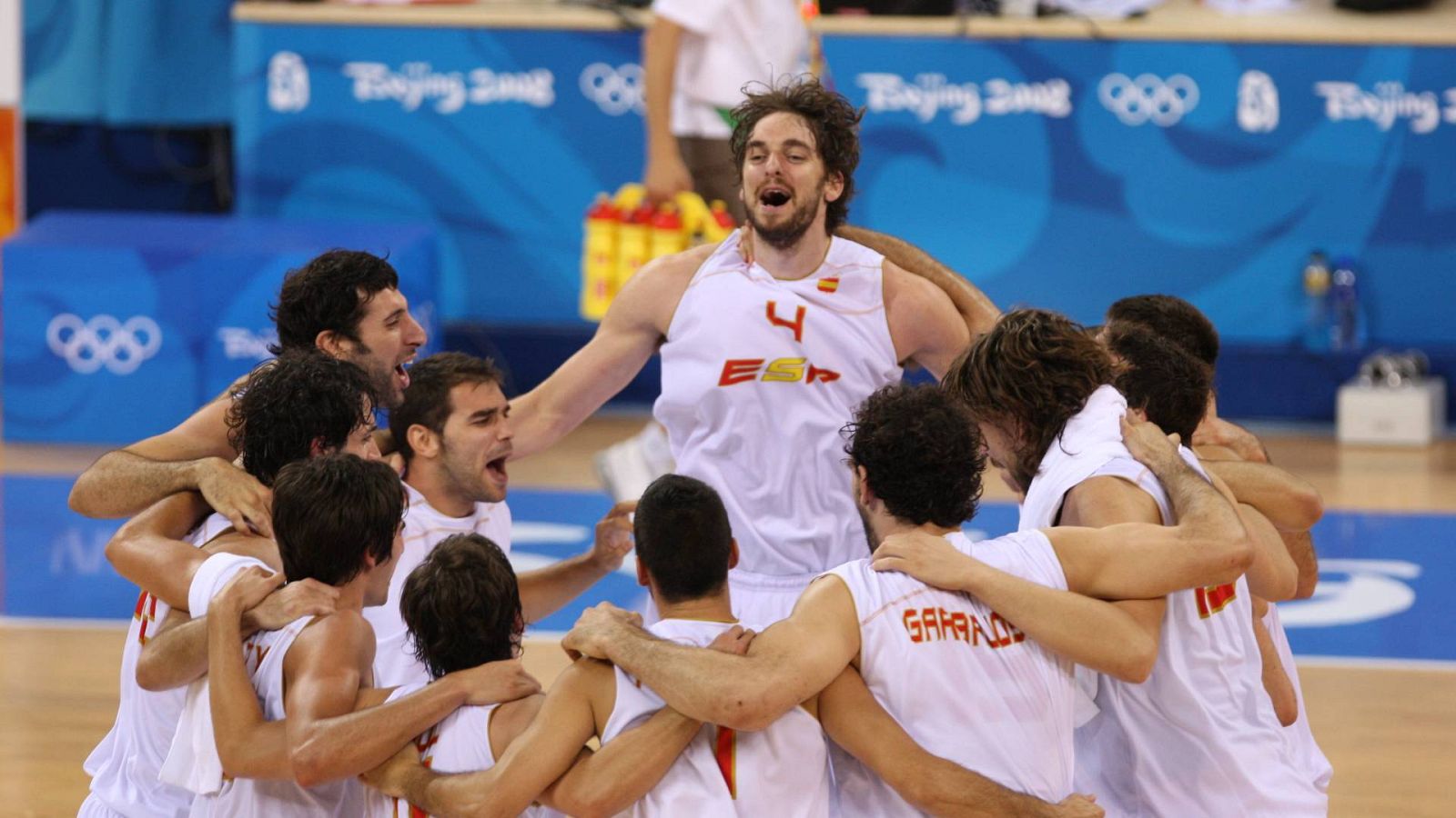 Pau Gasol celebra con sus compañeros, entre ellos Berni Rodríguez, el pase a la final olímpica en Pekín 2008