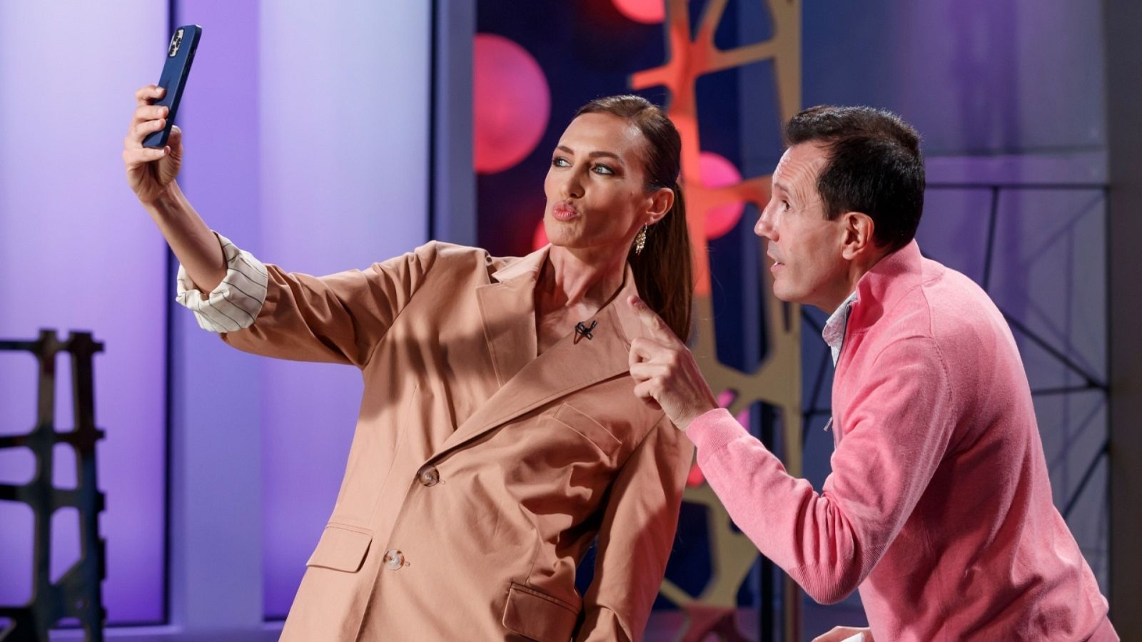 hacer-selfie-nieves-alvarez-jesus-maria-montes-fernandez-flashmoda