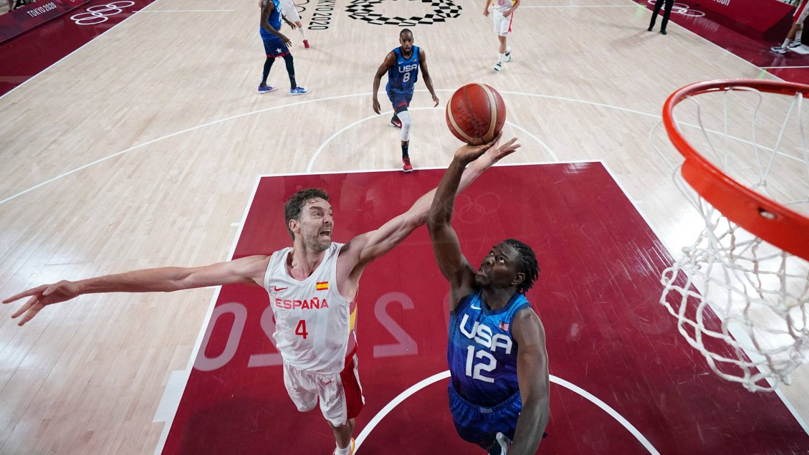 Pau Gasol pelea el balón en su último partido con la selección española