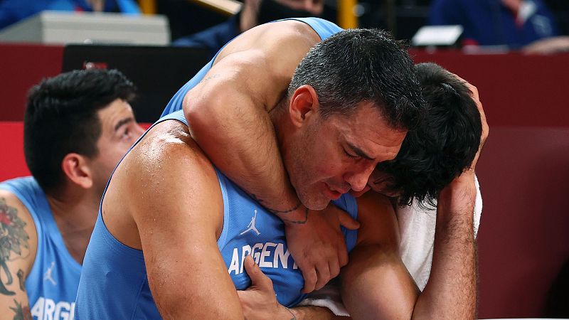 La larga ovacin de despedida para Luis Scola, el ltimo superviviente de la generacin dorada de Argentina