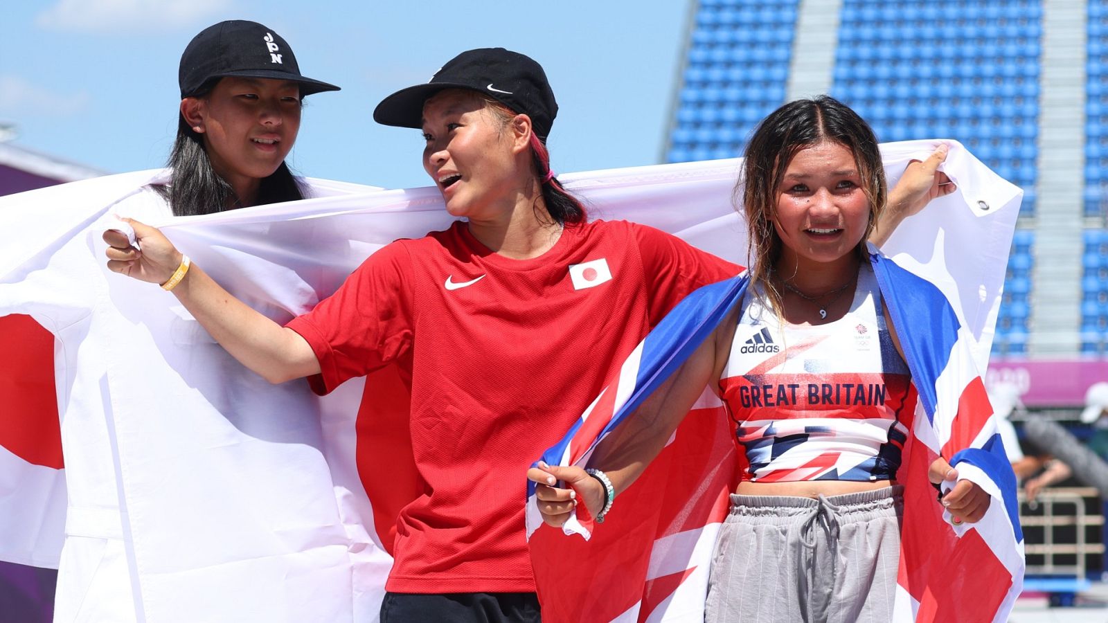 Kokona Hiraki (i) Sakura Yosozumi (c) y Sky Brown (d) en el podio de skate Park en Tokyo 2020