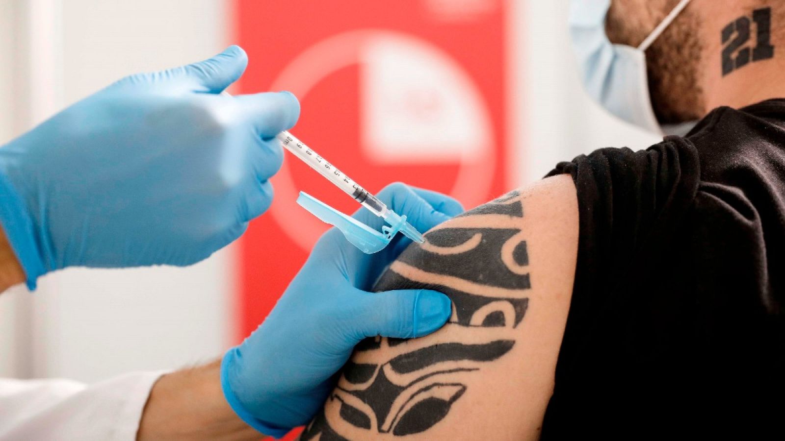 Un joven recibe su primera dosis de la vacuna