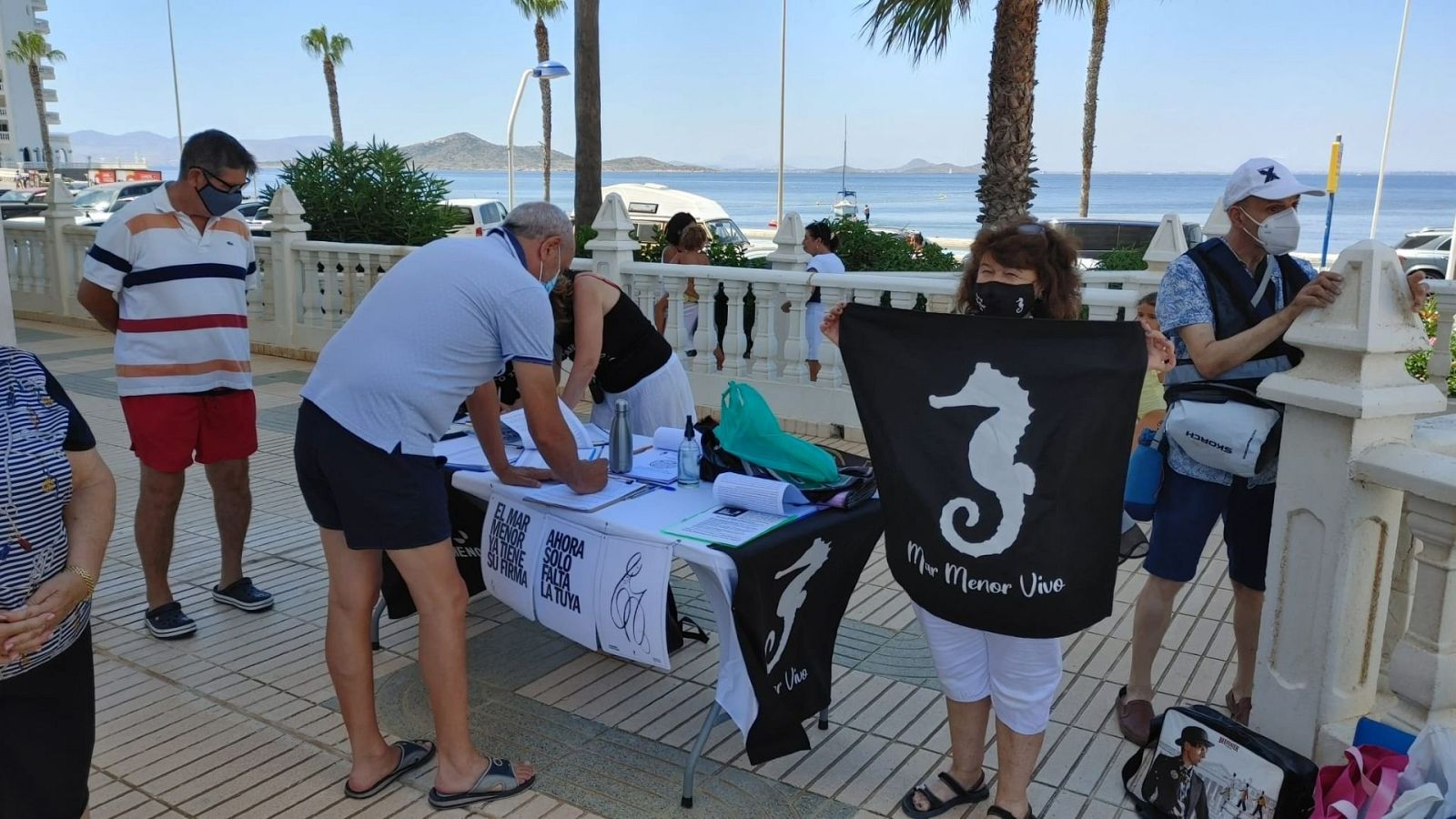 Voluntario firmando ILP para otorgarle personalidad jurídica al Mar Menor