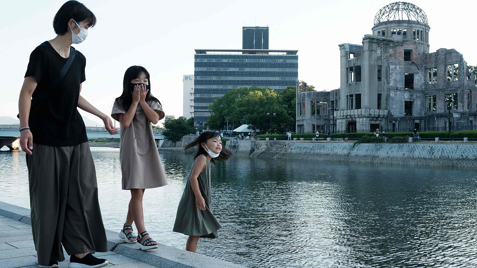 Niñas pasean frente a la Cúpula de la Bomba Atómica en Hiroshima