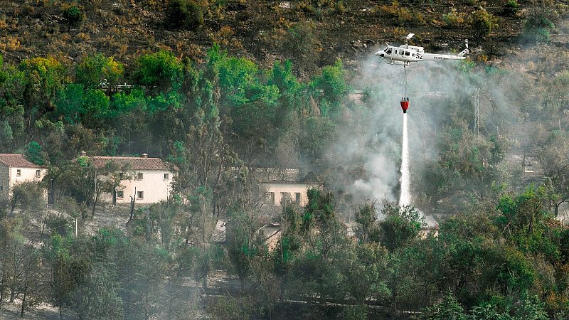 Baja el nivel de peligrosidad en el incendio en la localidad abulense de El Tiemblo y la UME se retira
