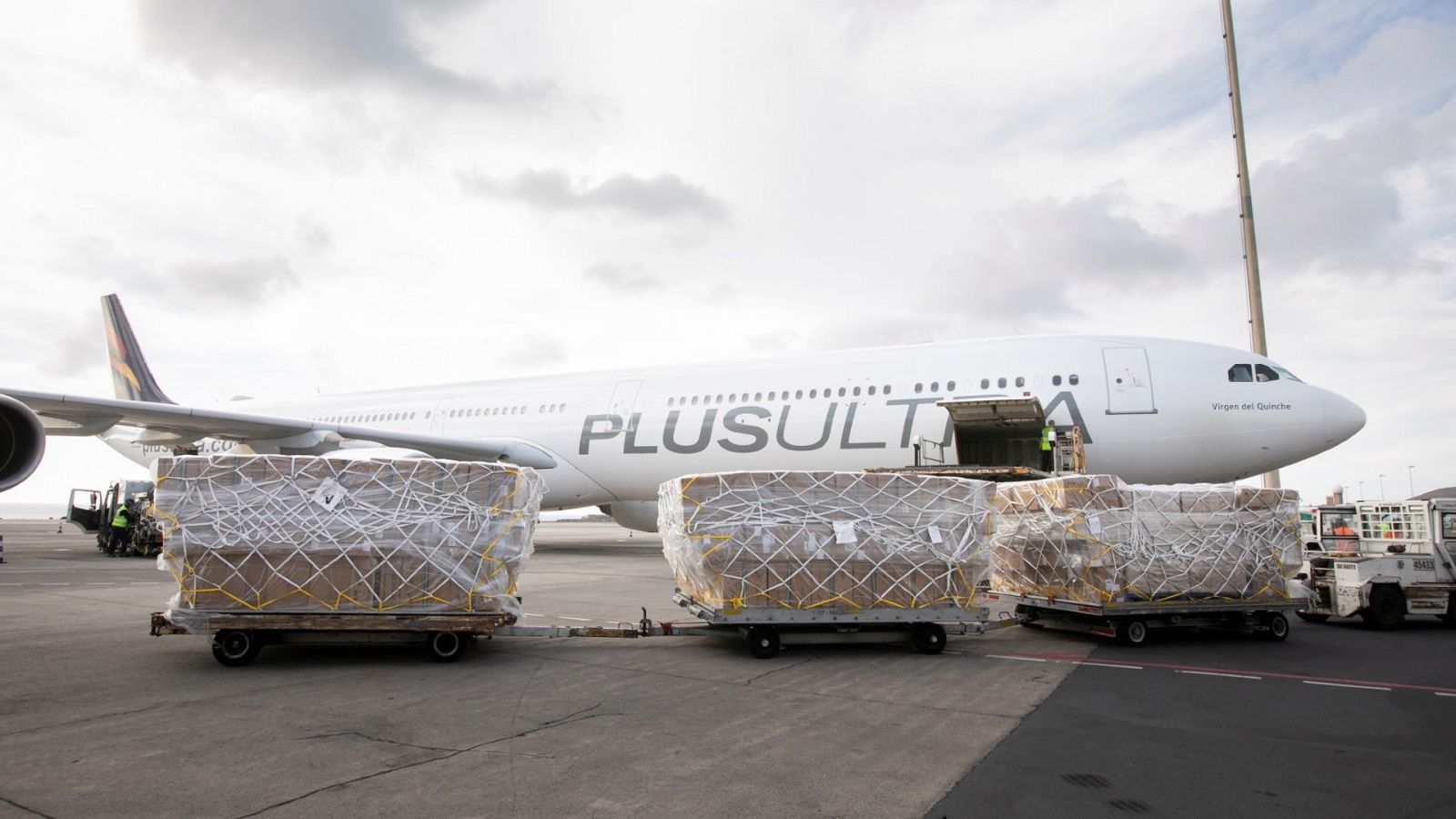 Un avión de la aerolínea Plus Ultra con material sanitario