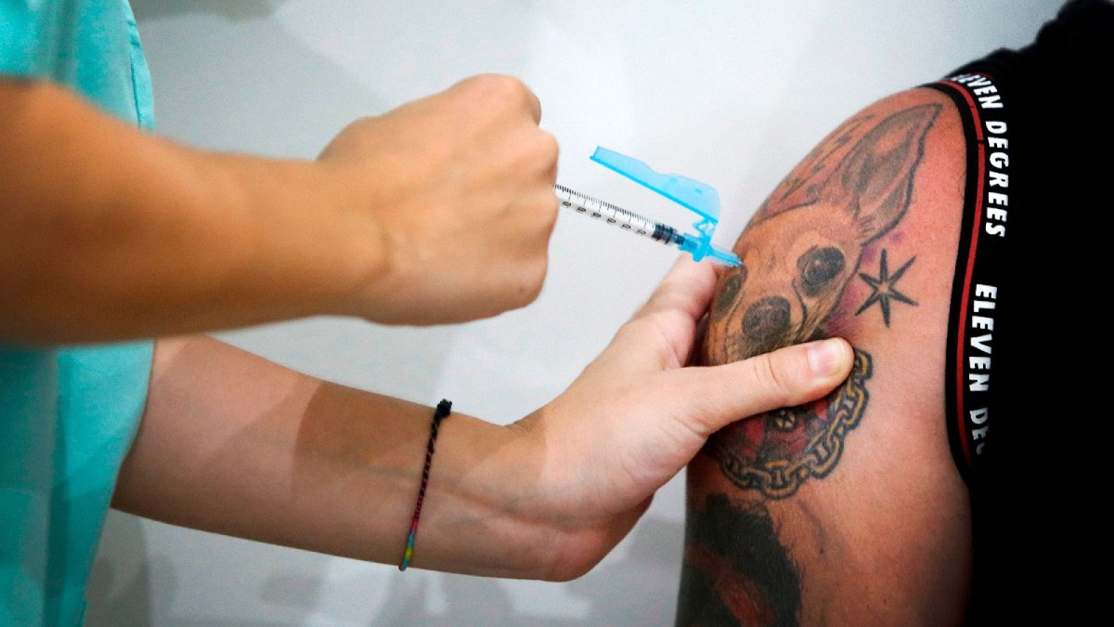 Un joven recibe la primera dosis de la vacuna en el Instituto Ferial Alicantino