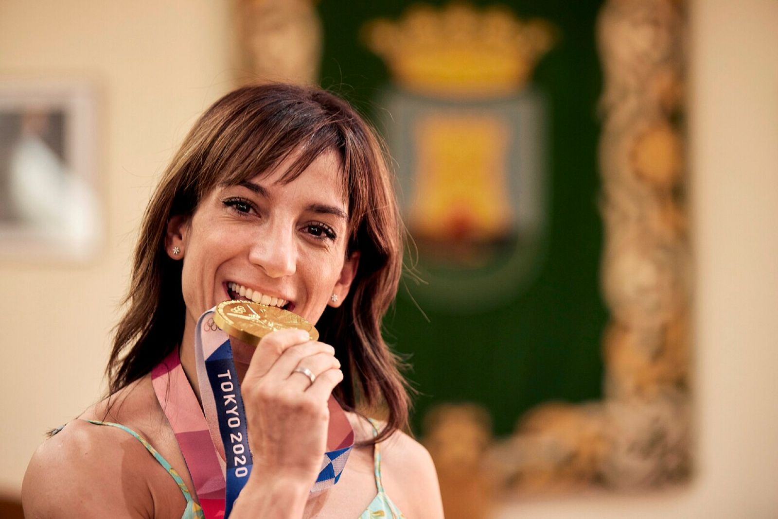 La campeona olímpica de Karate en modalidad de Kata, Sandra Sánchez, posa con la medalla durante la recepción ofrecida en su honor este jueves en el Ayuntamiento de Talavera de la Reinia.