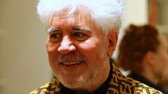 Pedro Almodóvar celebra la victoria del cartel de 'Madres paralelas' sobre la censura de pezones en las redes