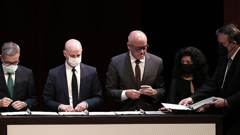 El Gobierno venezolano y la oposición firman un acuerdo para iniciar el diálogo