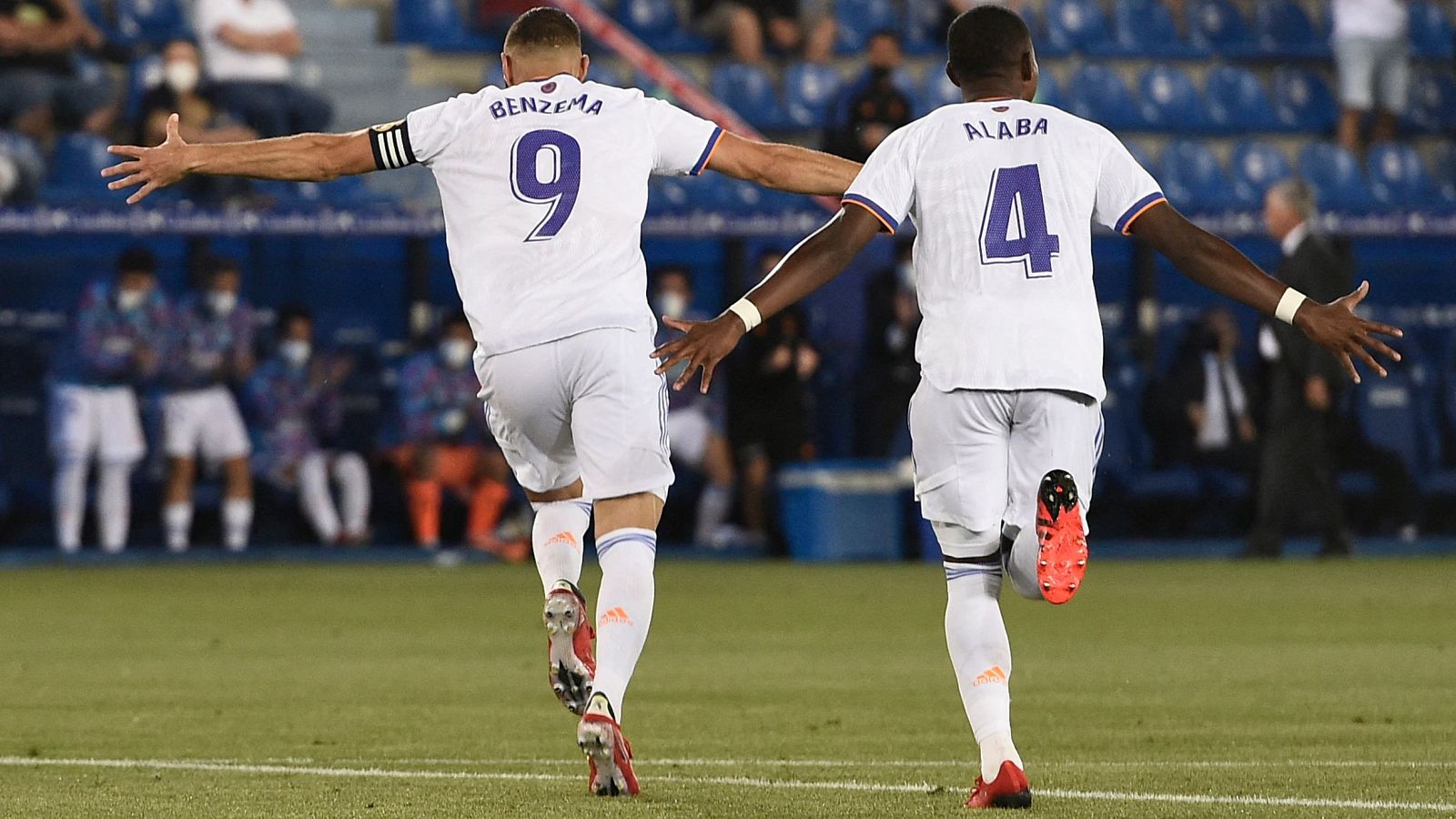 Benzema ante el Alavés