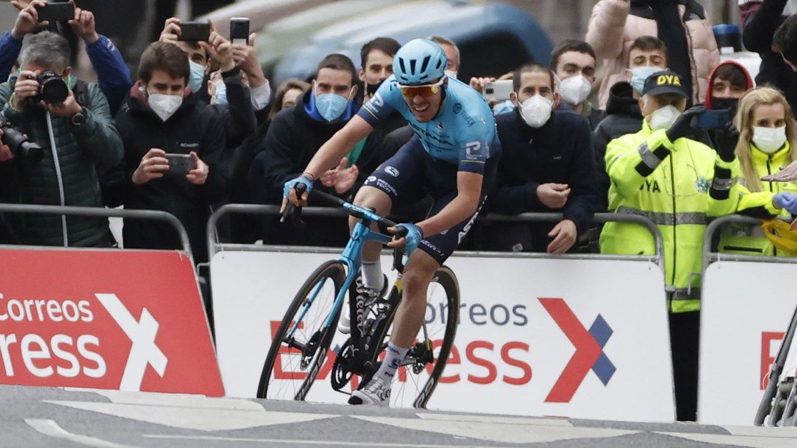 Imagen del corredor de Astana Alex Aranburu durante la segunda etapa de la Itzulia 2021.