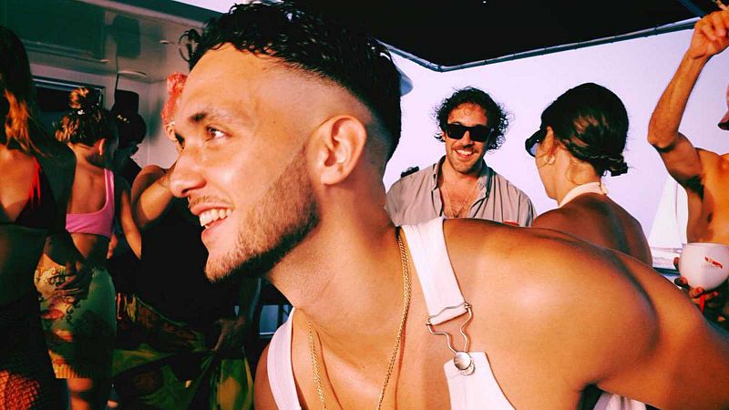 C. Tangana incendia las redes con la imagen de su polémica fiesta junto a Ester Expósito, Rocío Aguirre e Hiba Abouk