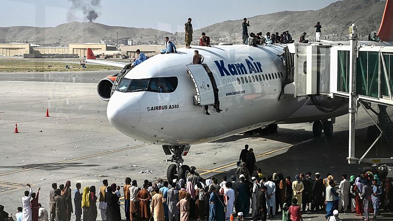 Miles de afganos tratan de huir de los talibanes en medio de la desesperación y el caos en el aeropuerto de Kabul