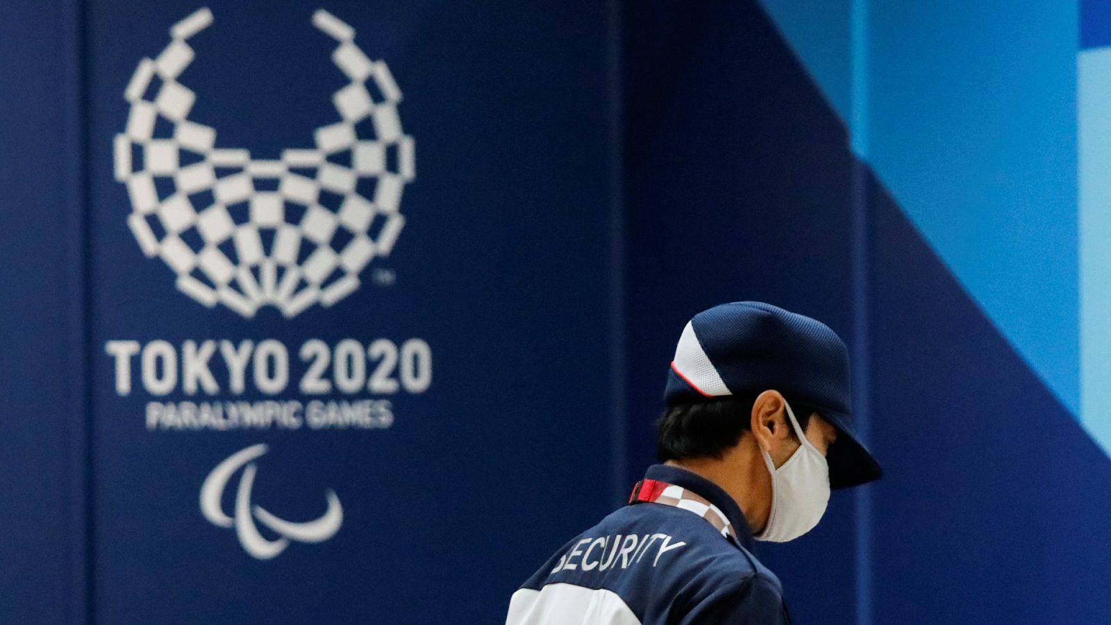 Un agente de seguridad frente al logo de los Juegos Paralímpicos de Tokyo 2020
