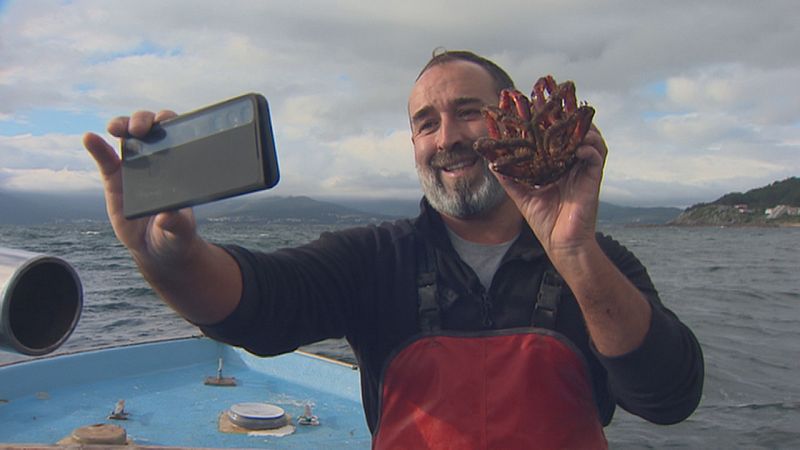 Cos trebellos de pesca e o móbil para difundir nas redes o seu traballo e o coidado do medio mariño