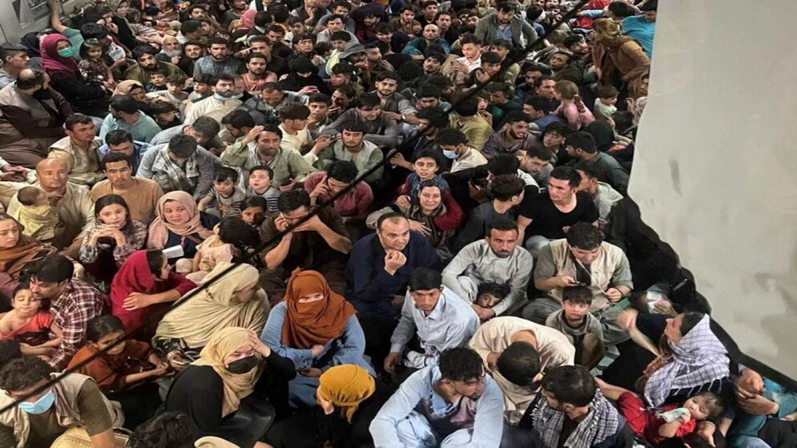 La imagen de la huida: un avión de Estados Unidos traslada a 640 afganos fuera de Kabul por encima de su capacidad