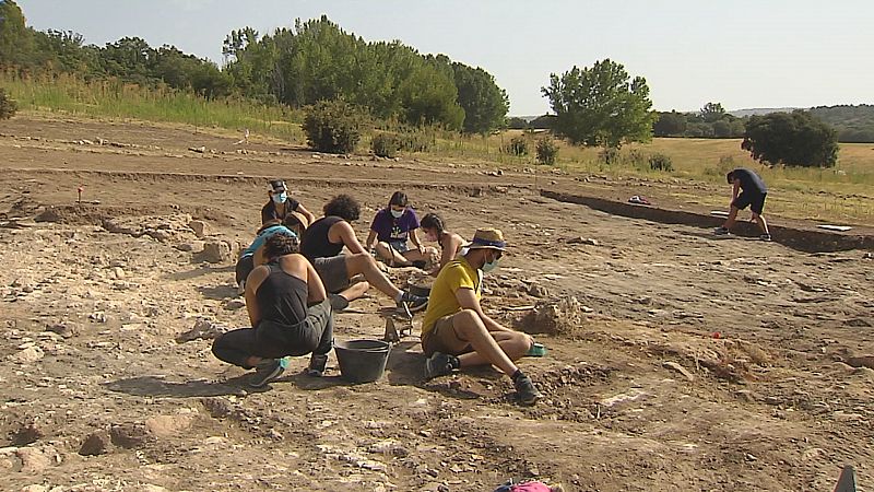 J�venes voluntarios trabajan en el yacimiento conquense de Noheda