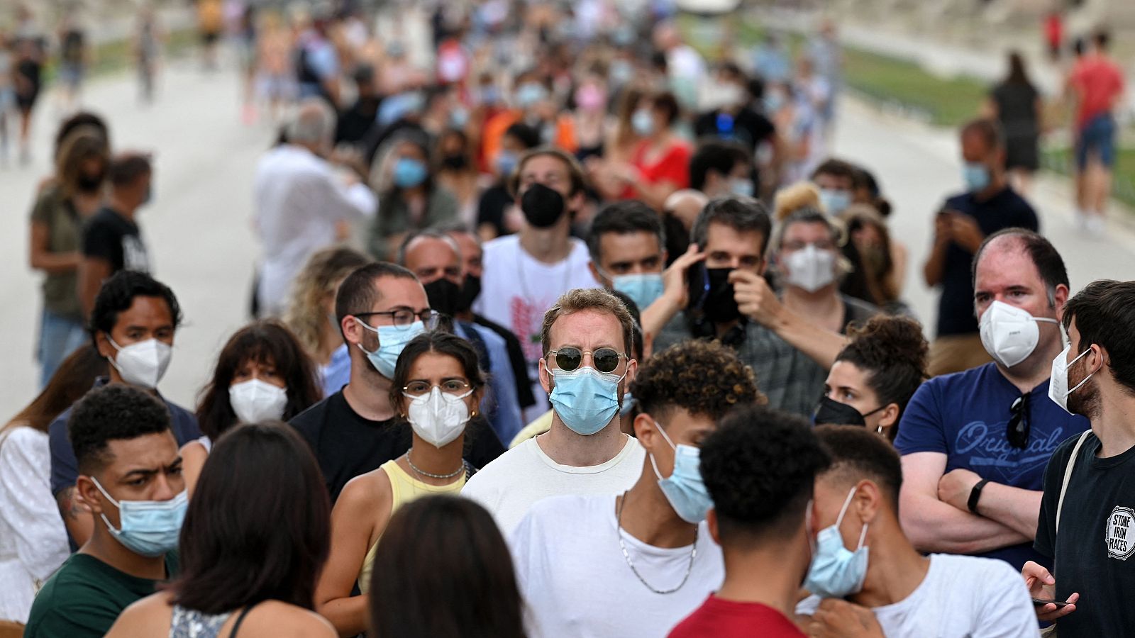 Decenas de personas hacen cola para recibir la vacuna de Janssen en Barcelona.