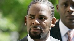 Acusan al cantante R.Kelly de ser un depredador sexual y abusar de chicas, chicos y mujeres jóvenes, entre ellas Aaliyah