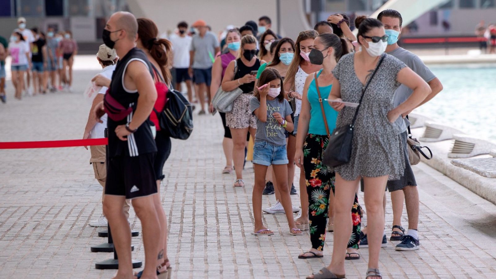 Colas en el centro de vacunación masiva de la Ciudad de las Artes y las Ciencias de Valencia