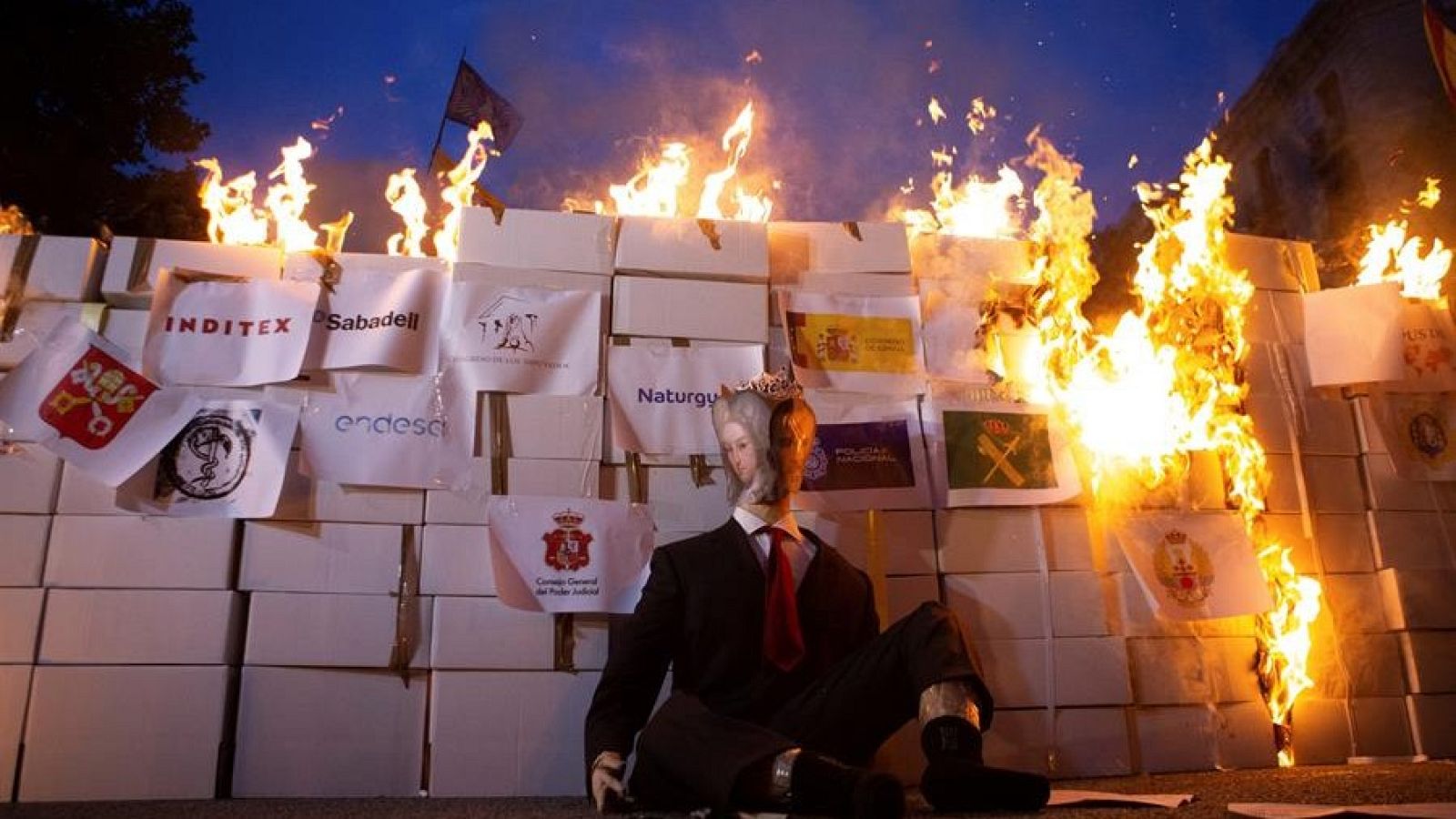 Miembros de los CDR queman un retrato de Felipe VI durante la última Diada.