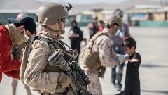 Un policía afgano muere en un tiroteo en medio del caos en el aeropuerto de Kabul