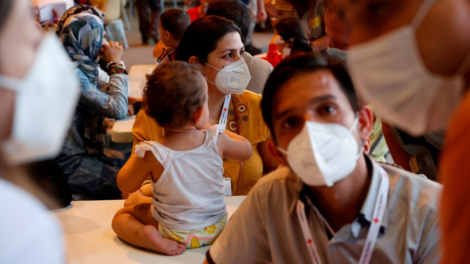Varias familias descansan en el campamento de acogida de Torrejón de Ardoz