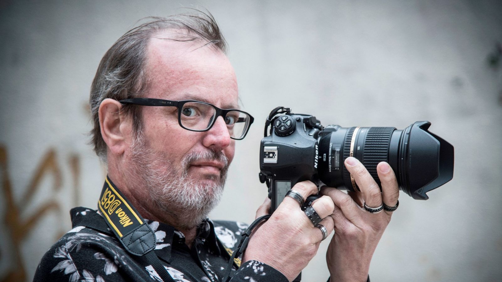 Retrato de Xavier Mercadé, el fotógrafo del rock