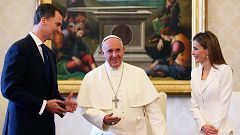 El 'privilegio de blanco' ante el Papa: ¿Por qué solo seis mujeres pueden hacer uso de él ?