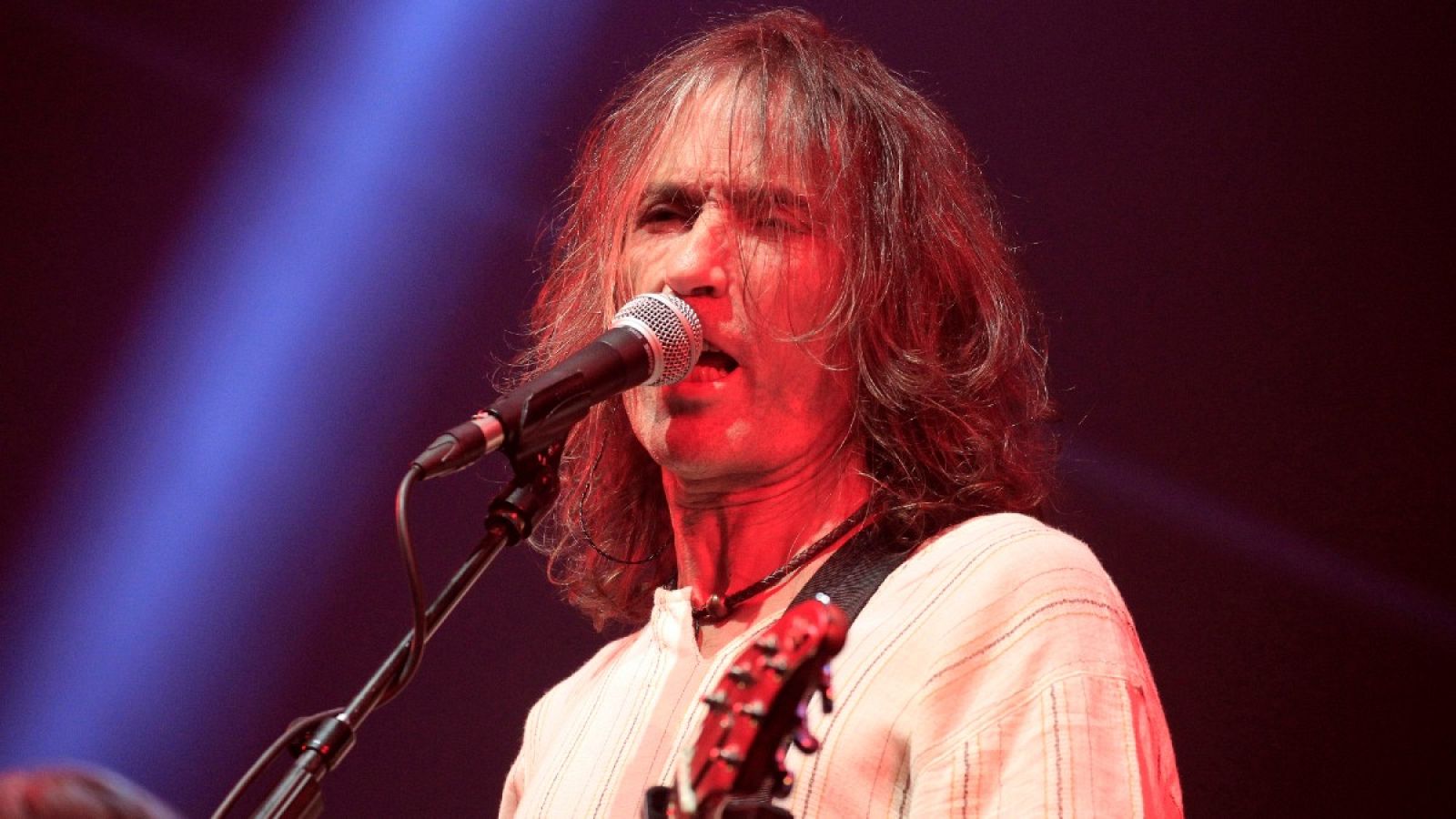 El cantante y compositor Robe Iniesta durante el concierto en el Palacio de los Deportes de la Comunidad de Madrid, en 2017