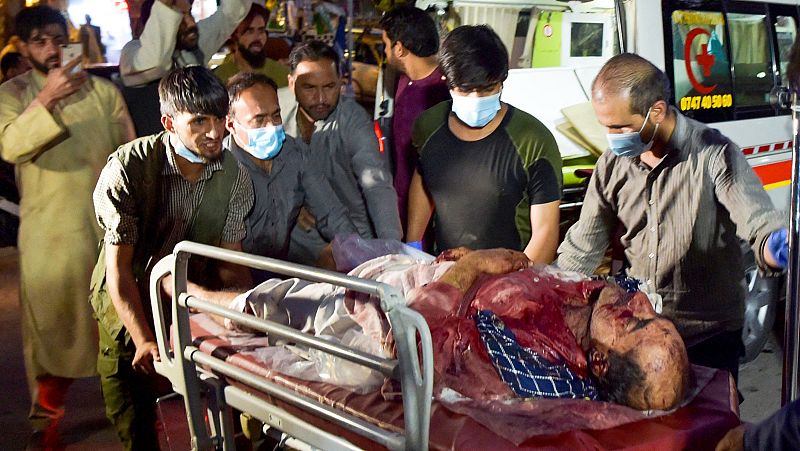 Un atentado del Estado Islámico provoca una masacre con un centenar de muertos en la evacuación de Kabul