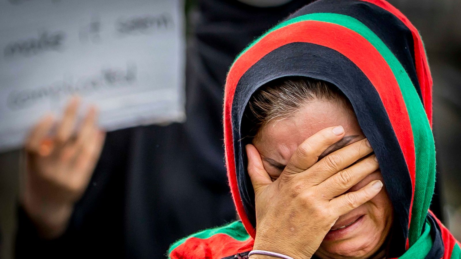 Imagen de unamujer en una vigilia por Afganistán