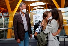 Los Reyes y la infanta Sofía despiden a la princesa Leonor en el aeropuerto: todas las imágenes y las curiosidades