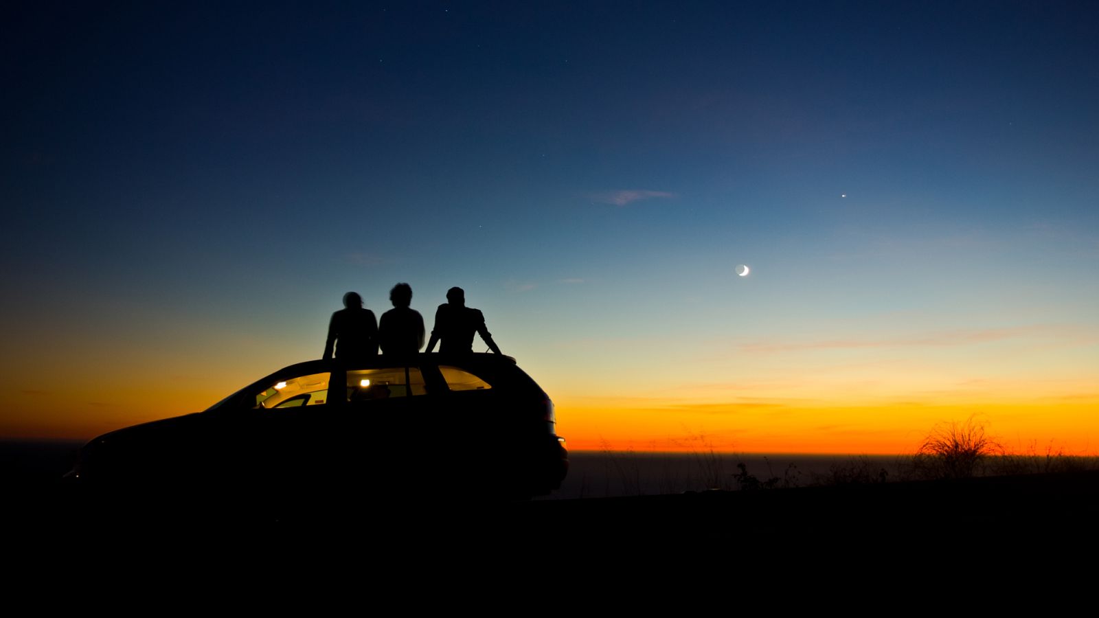 Personas viendo el anochecer