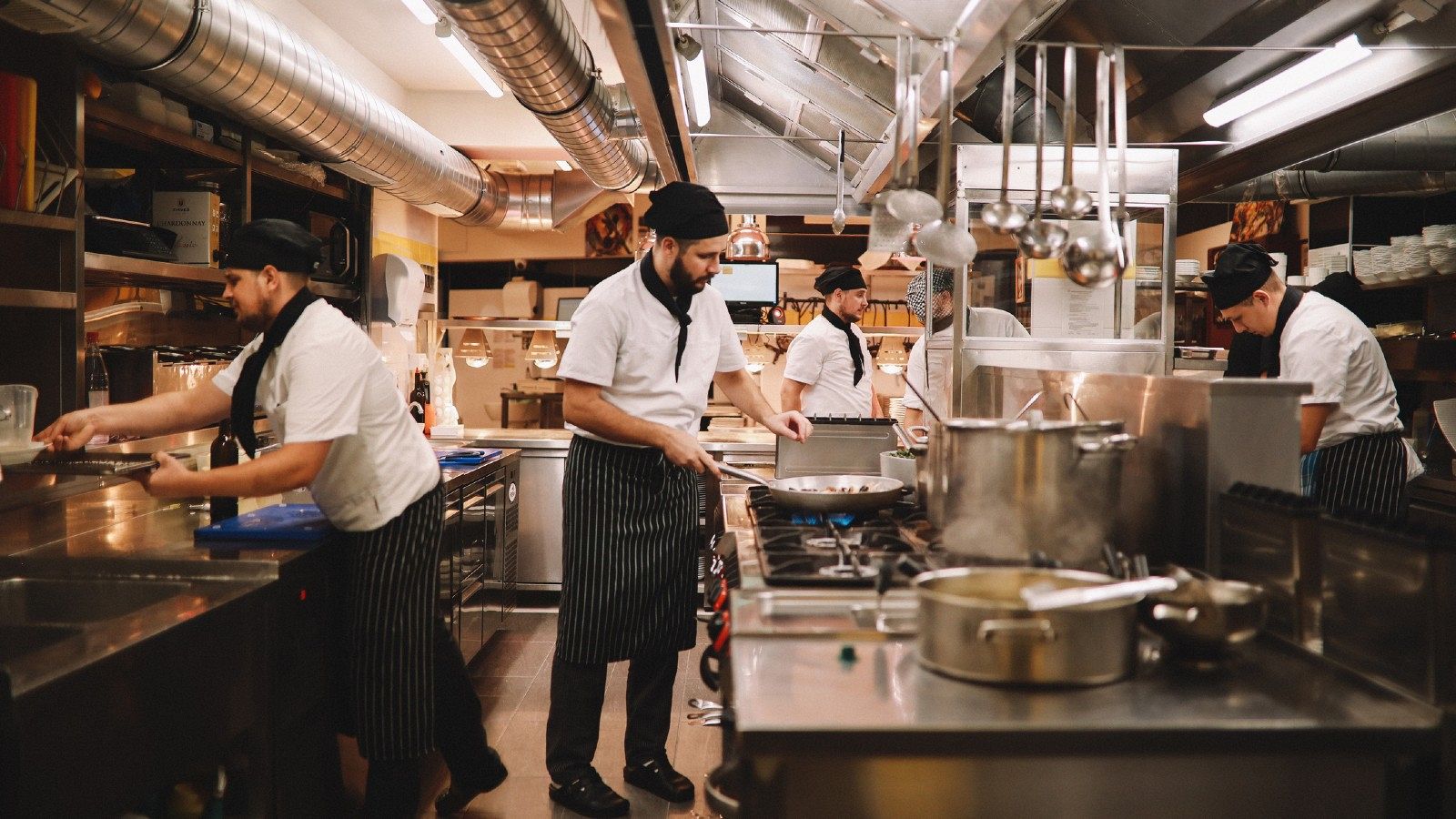 Imagen de archivo del interior de una cocina en un restaurante