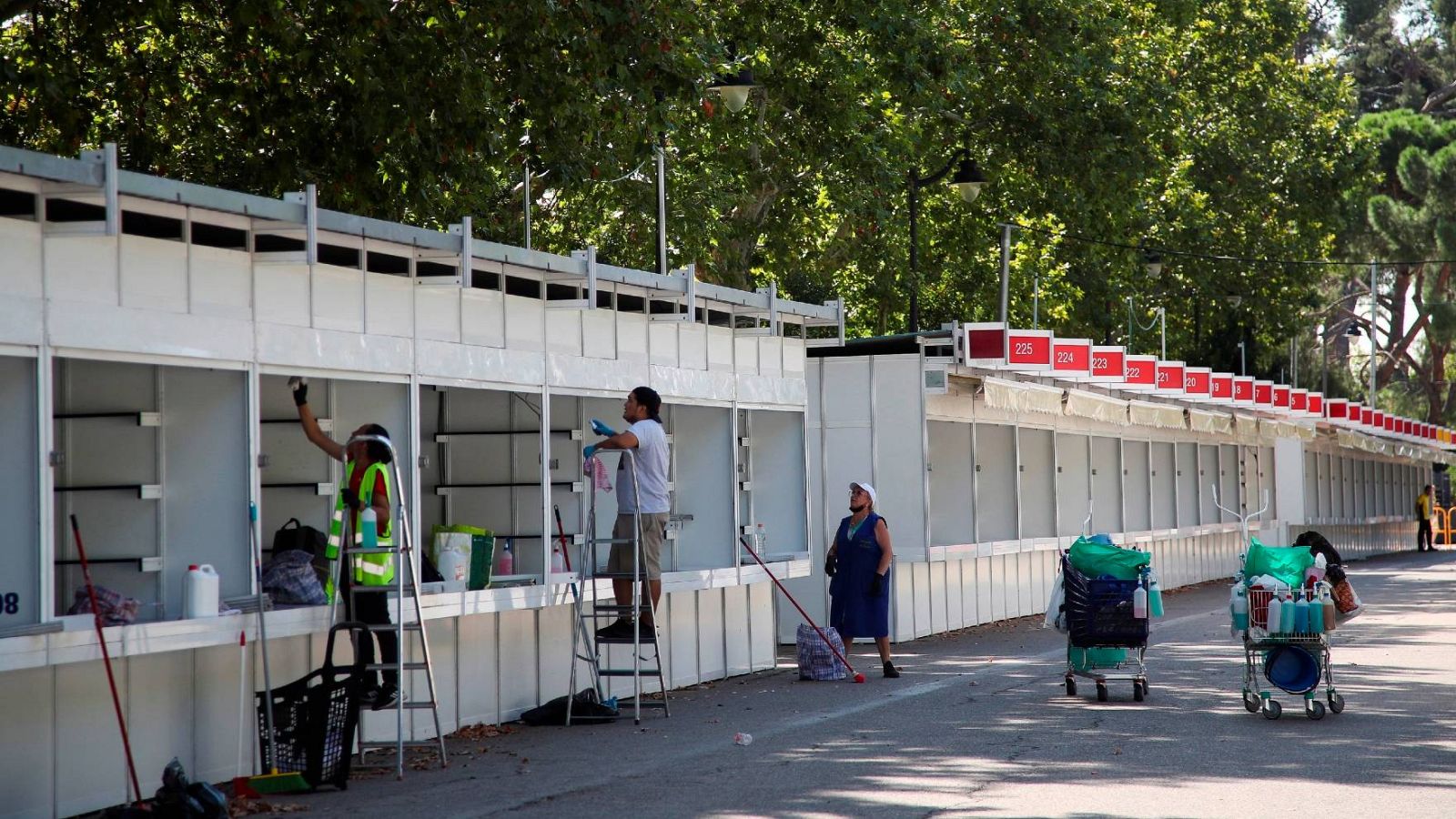 En el Retiro se ultiman los preparativos para la Feria del Libro de Madrid