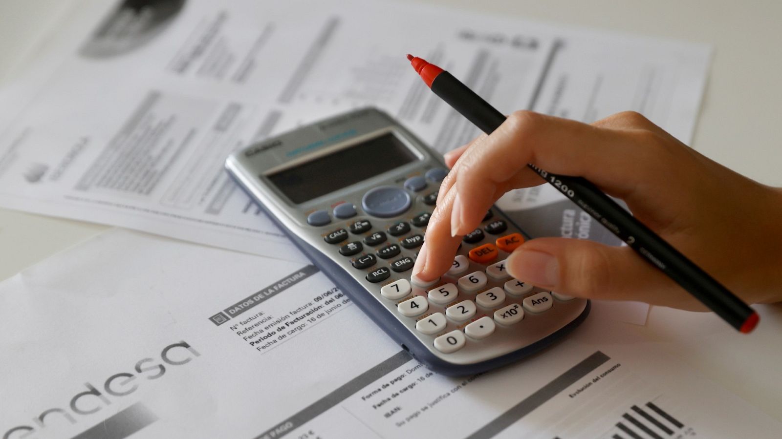 Facturas de la luz en una imagen de archivo