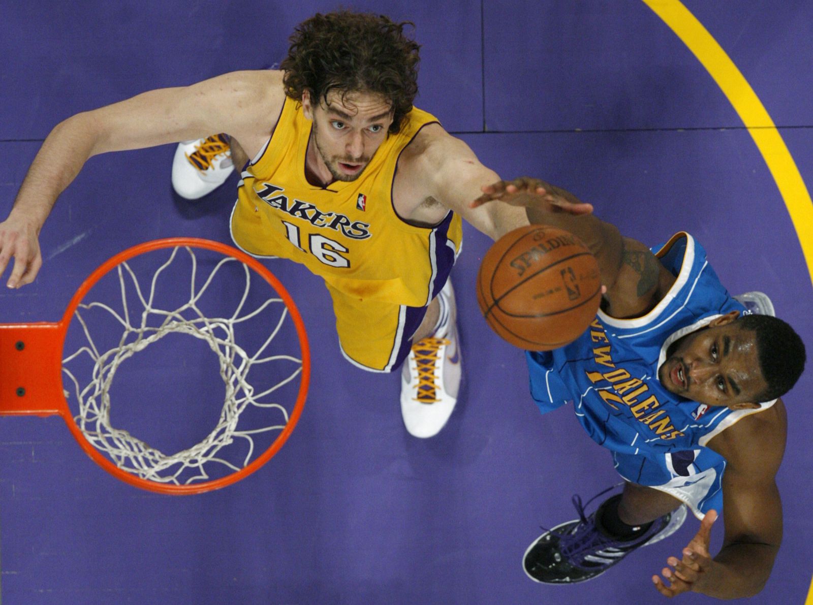 Pau Gasol lucha contra el jugador de New Orleans, Hilton Amstrong.   (UNITED STATES)