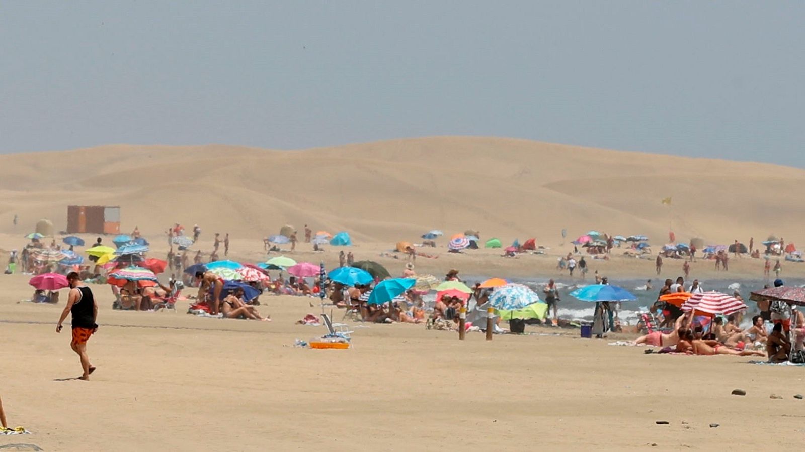 Turistas en la playa de Maspalomas, en Gran Canaria