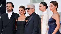 Penélope Cruz y Milena Smit, dos divas que 'colisionan' en la alfombra roja de Venecia