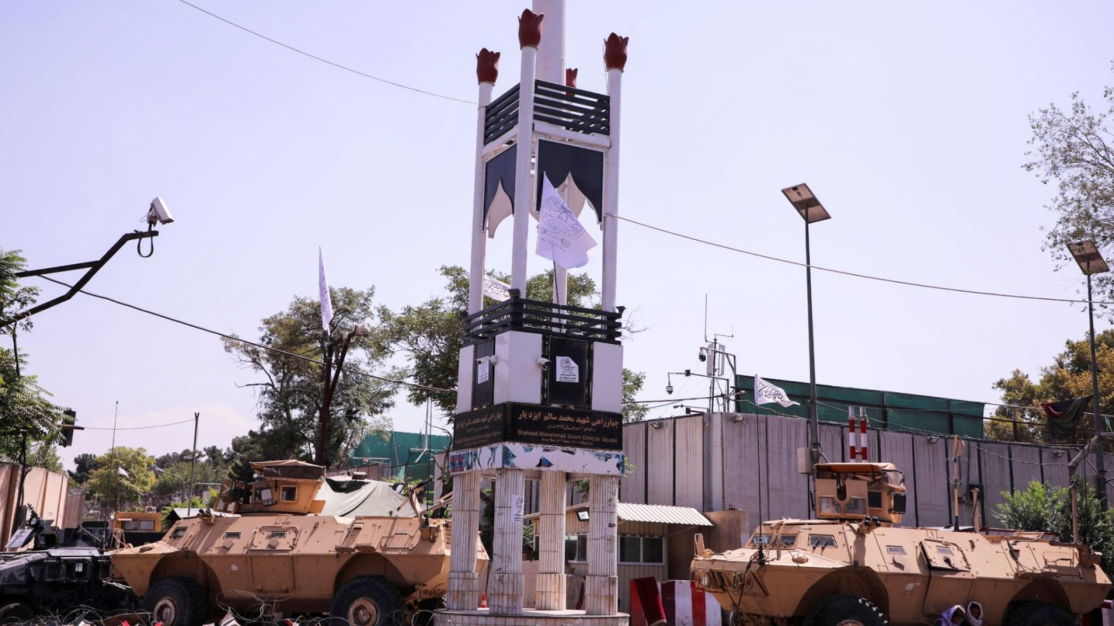 Fuerzas talibanes con sus vehículos blindados en Kabul, Afganistán