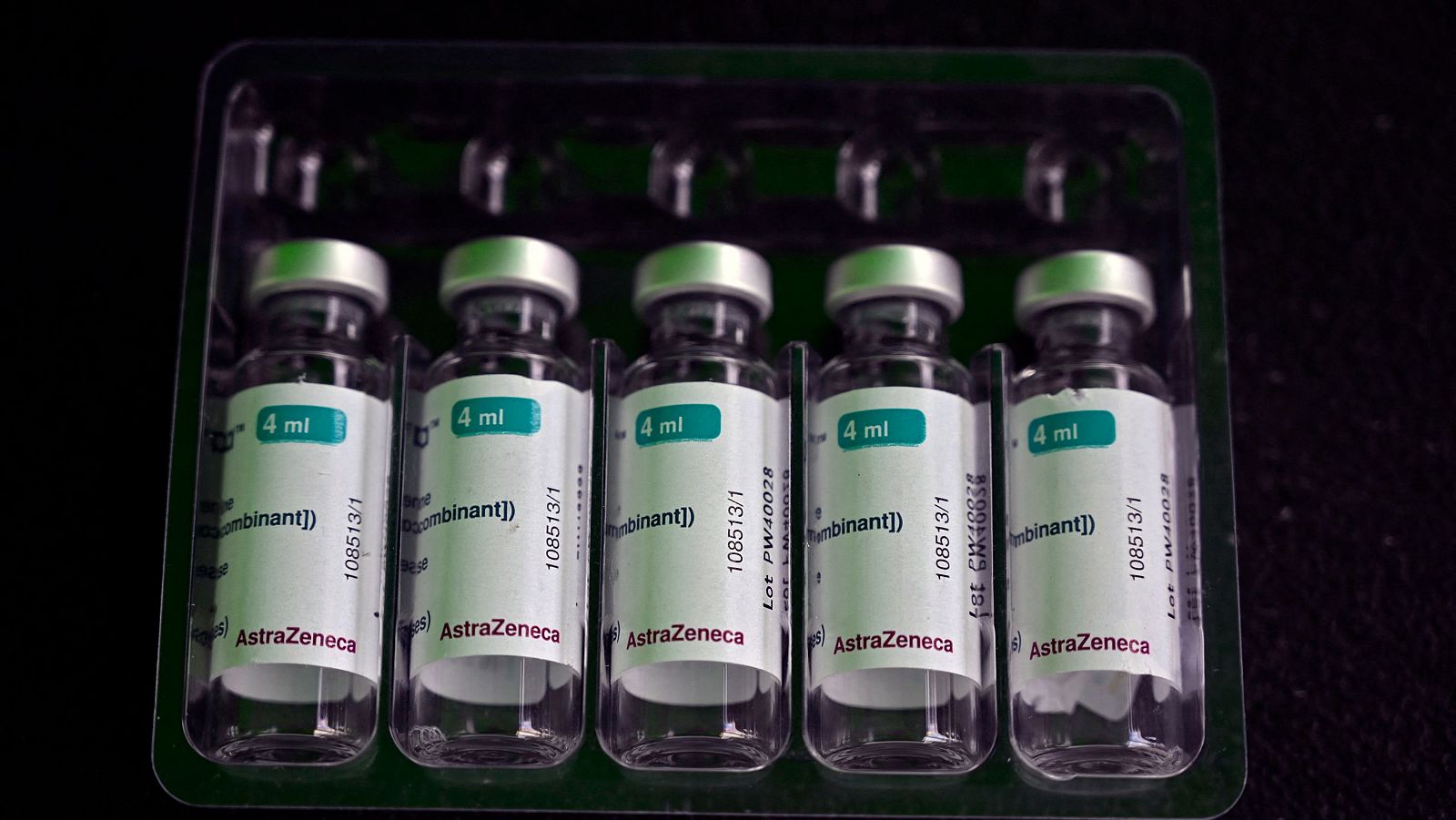 Viales de la vacuna de AstraZeneca contra la COVID-19.