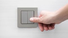 El precio de la luz volverá a bajar este sábado hasta los 134,89 euros/MWh, el tercero más caro de la historia