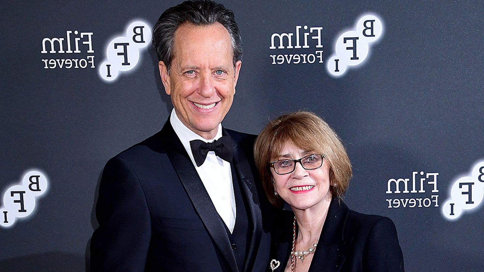 Richard E. Grant anuncia la muerte de su esposa con este mensaje
