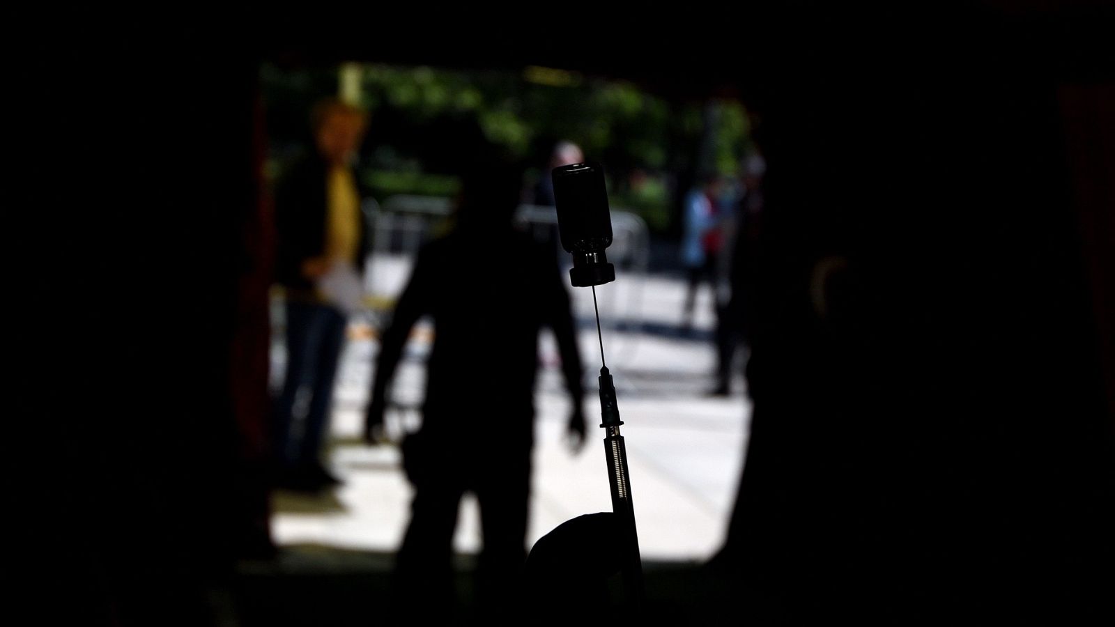 Un sanitario prepara una dosis de la vacuna contra la COVID-19 en una carpa provisional instalada en un parque de la capital de Bulgaria, Sofía