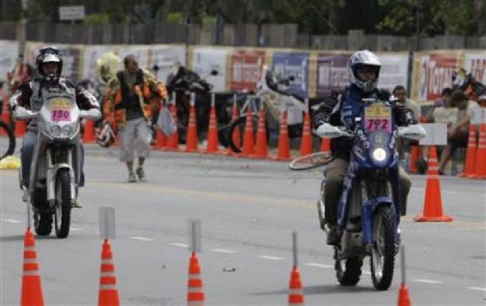 El piloto francés, Pascal Terry (en la derecha de la imagen), participando en una carrera